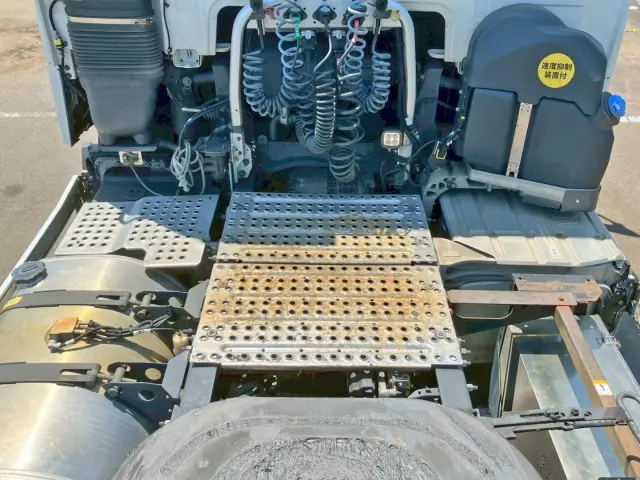 踊り場はアルミ製です。|ボルボ FM トラクター 2DG-KA2TDA2の写真12