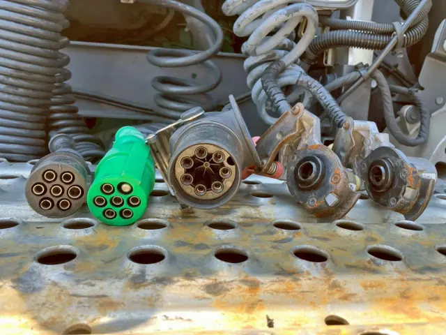 接続コネクター類です。|ボルボ FM トラクター 2DG-KA2TDA2の写真14