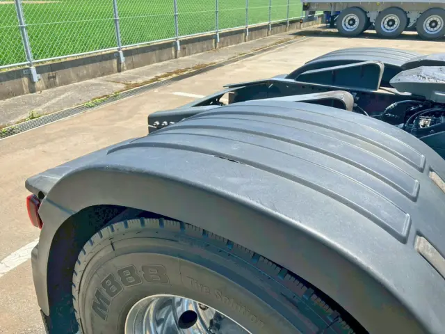運転席側リアフェンダーに割れがあります。|ボルボ FM トラクター 2DG-KA2TDA2の写真18
