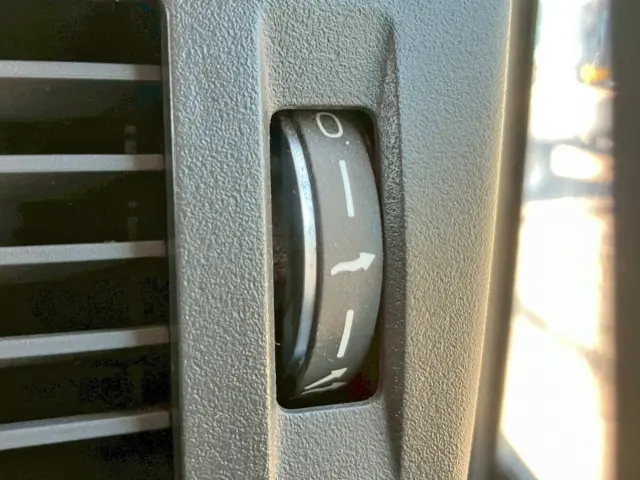 運転席側エアコン調整ダイヤルが少々歪んでいます。(切り替え可・動き固い)|ボルボ FM トラクター 2DG-KA2TDA2の写真25