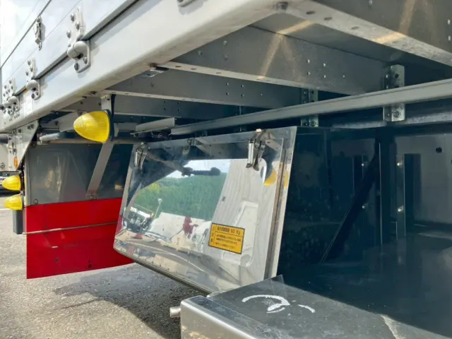 ボディー運転手側後方にステンレス製の工具箱が付いています。|三菱 スーパーグレート 2PG-FS84VZの写真20