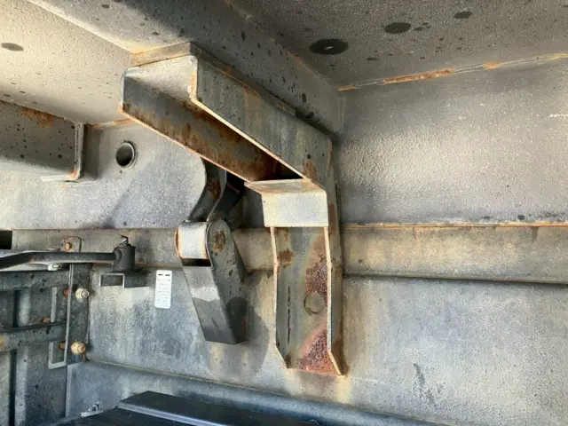 運転席側ダンプステーにサビがあります。|いすゞ ギガ 2PG-CXZ77CTの写真36