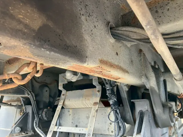 運転席側縦ネタにサビ・ヘコミがあります。|いすゞ ギガ 2PG-CXZ77CTの写真40