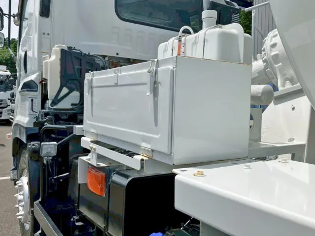 助手席側に工具箱が付いています。|いすゞ ギガ 2KG-CXZ77CTの写真21