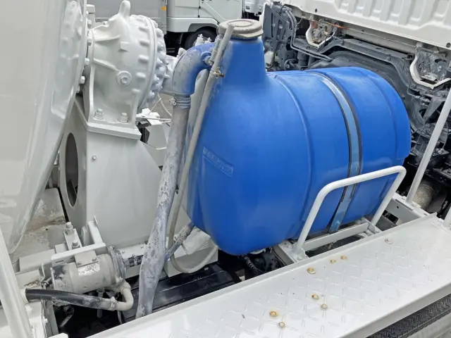 運転席側に水タンクが付いています。|いすゞ ギガ 2KG-CXZ77CTの写真23
