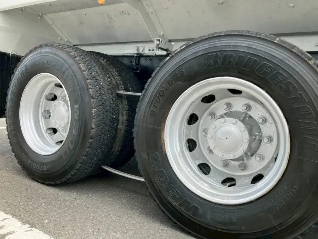 運転席側後輪のホイルにコンクリートが付着しています。|いすゞ ギガ 2KG-CXZ77CTの写真24