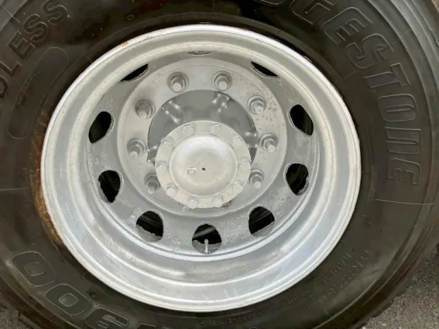 運転席側後輪のホイルにコンクリートが付着しています。(2軸目拡大図です)|いすゞ ギガ 2KG-CXZ77CTの写真25