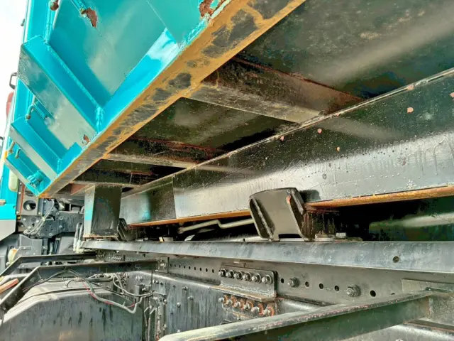 コンテナ助手席側前方のネタの状態です。(縦ネタ・横ネタは鉄製です)|三菱 スーパーグレート QPG-FV60VYの写真10