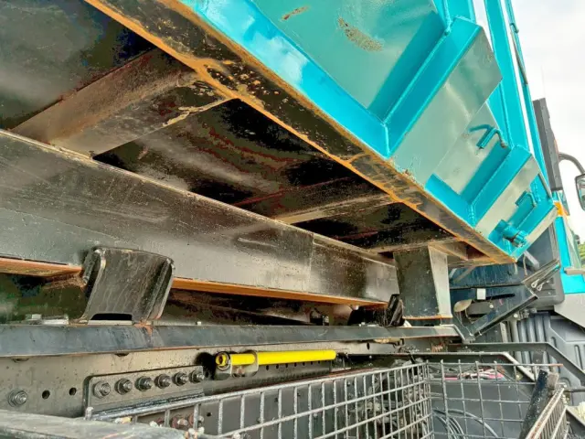 コンテナ運転席側前方のネタの状態です。(縦ネタ・横ネタは鉄製です)|三菱 スーパーグレート QPG-FV60VYの写真12