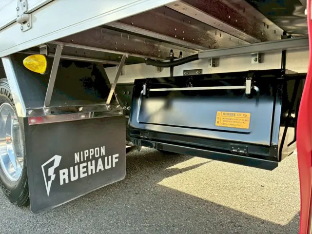 ボディー助手席側後方に工具箱が付いています。|いすゞ フォワード 2RG-FTR90V4の写真14