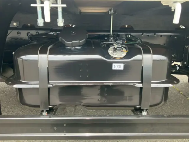 燃料タンクは100Lです。|三菱 ファイター 2KG-FK62F(2WD)の写真14