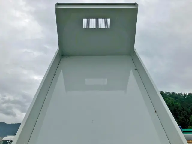 床は鉄板です。|三菱 ファイター 2KG-FK62F(2WD)の写真10