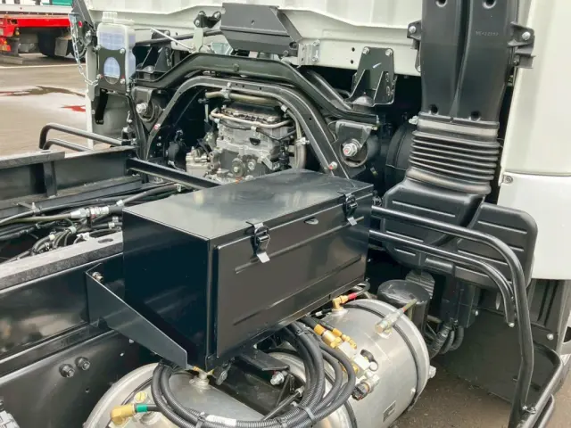 運転席側に工具箱が付いています。|三菱 ファイター 2KG-FK62F(2WD)の写真13