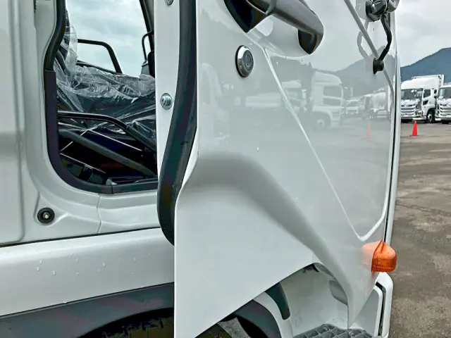 運転席側ドアエッジにキズがあります。|三菱 ファイター 2KG-FK62F(2WD)の写真23