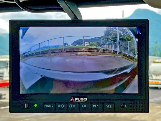 液晶バックモニター付きです。|三菱 ファイター 2KG-FK62F(2WD)の写真27