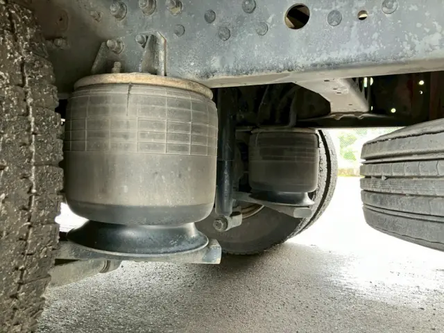 エアサスです。|三菱 ファイター 2KG-FK64F(2WD)の写真5