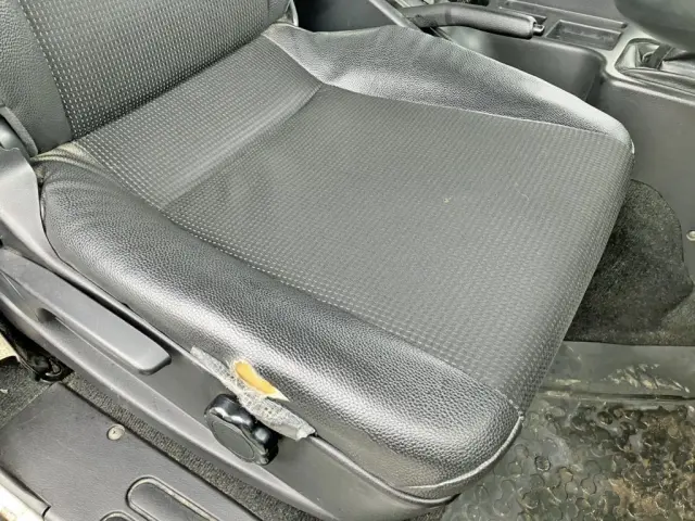 運転席座面にヘタリ・穴があります。|三菱 ファイター 2KG-FK64F(2WD)の写真8