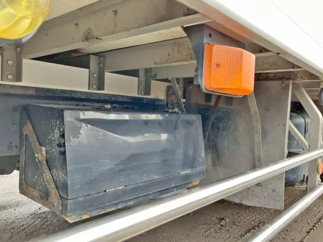 ボディー助手席側前方に工具箱が付いています。|三菱 ファイター 2KG-FK64F(2WD)の写真16