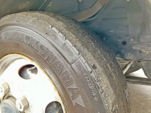 助手席側タイヤ偏摩耗段付き摩耗|三菱 ファイター 2KG-FK64F(2WD)の写真19