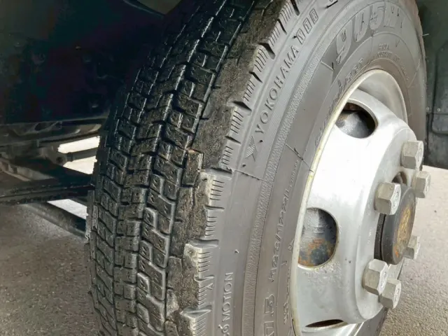 運転席側タイヤ偏摩耗段付き摩耗|三菱 ファイター 2KG-FK64F(2WD)の写真20