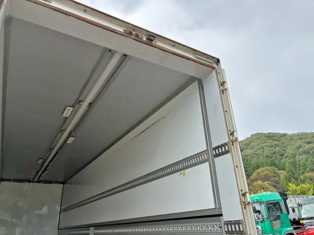 運転席側の羽根後部に雨漏れがあります。|三菱 スーパーグレート 2PG-FS74HZ(8x4)の写真17