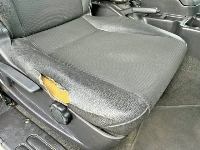 運転席座面にヘタリ・破れがあります。|三菱 ファイター 2KG-FK64F(2WD)の写真8