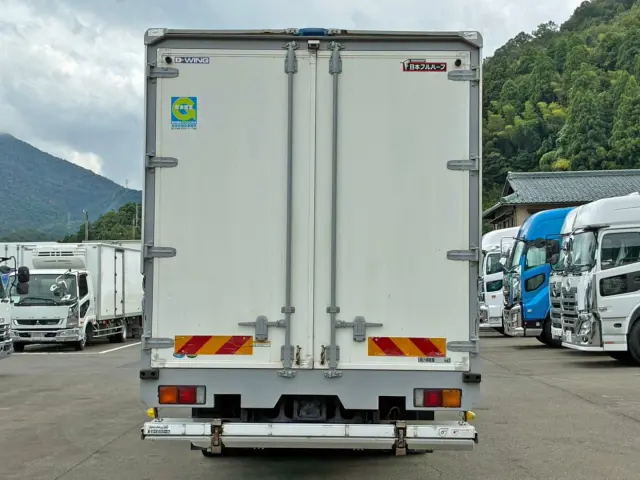 リヤ周りの状態です。(運転席側に傾き下がり6㎝です)|三菱 ファイター 2KG-FK64F(2WD)の写真10