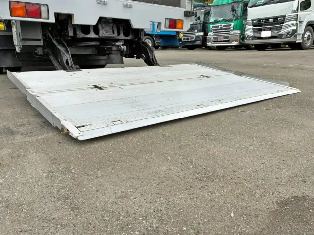 ゲートの先端が浮いています。|三菱 ファイター 2KG-FK64F(2WD)の写真16