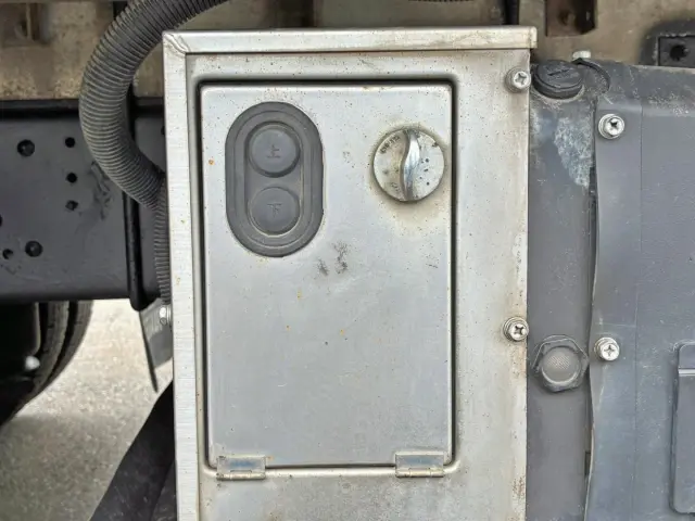 ゲートの昇降スイッチです。|三菱 ファイター 2KG-FK64F(2WD)の写真18