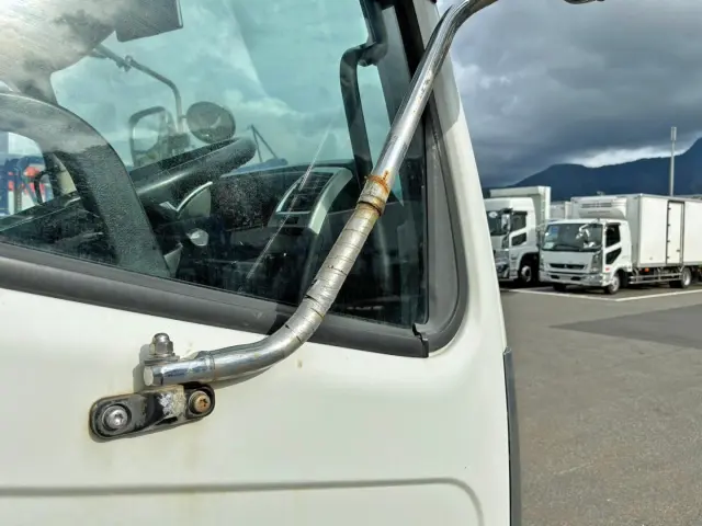 運転席側サイドミラーステーに補修箇所があります。|三菱 ファイター 2KG-FK64F(2WD)の写真32