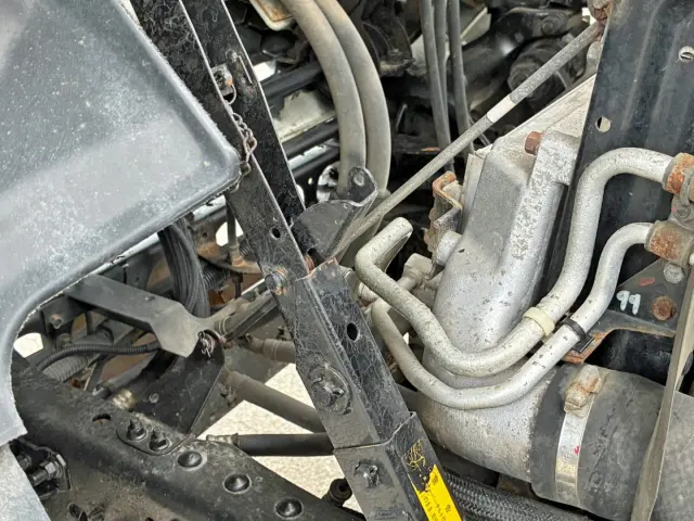 キャブチルトアップ時のロック不良です。|三菱 ファイター 2KG-FK64F(2WD)の写真46
