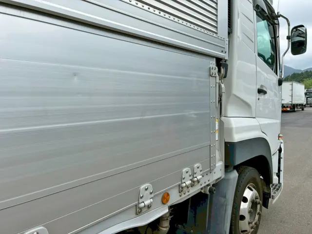 運転席側アオリ前方にキズ・ヘコミがあります。|UD クオン 2RG-CG5FAの写真20