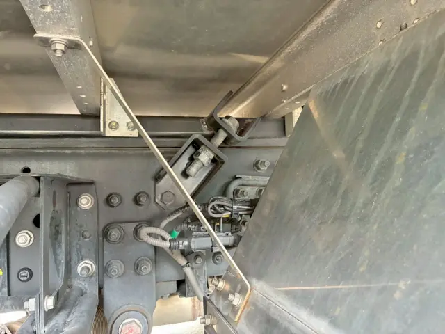 運転席側2軸目後方の振れ止めボルトに緩みがあります。|UD クオン 2RG-CG5FAの写真21