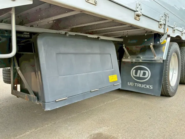 ボディー運転席側後方に工具箱が付いています。|UD クオン 2RG-CG5FAの写真23