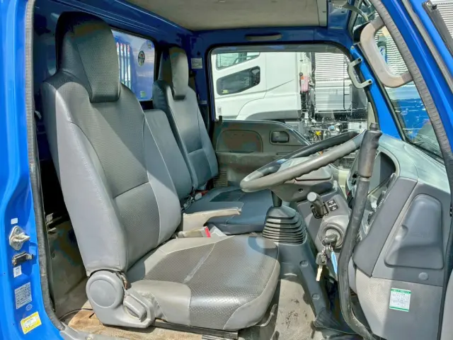 乗車定員は3名です。|いすゞ エルフ TKG-NKR85AD(2WD)の写真8