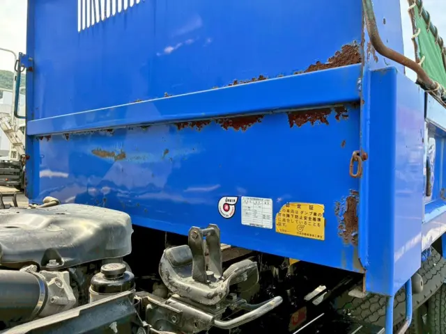 前壁下部にサビがあります。(助手席側)|いすゞ エルフ TKG-NKR85AD(2WD)の写真23
