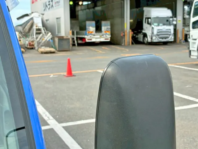 助手席側サイドミラーカバーに亀裂があります。|いすゞ エルフ TKG-NKR85AD(2WD)の写真34