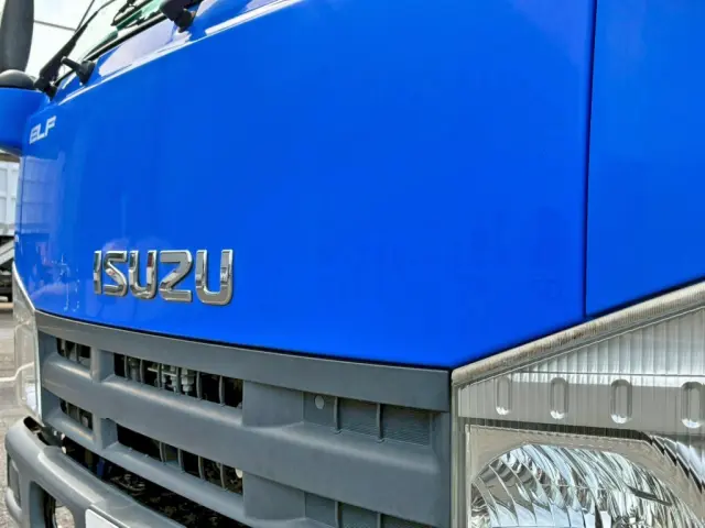 フロントパネルの助手席側にシールはがし跡があります。|いすゞ エルフ TKG-NKR85AD(2WD)の写真35