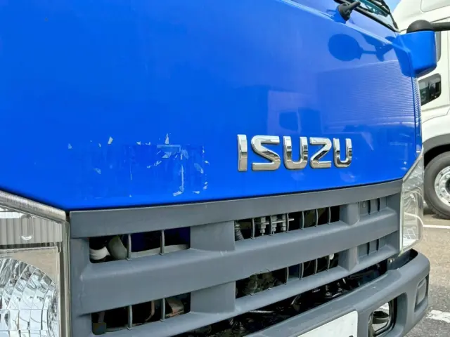 フロントパネルの運転席側にシールはがし跡があります。|いすゞ エルフ TKG-NKR85AD(2WD)の写真36