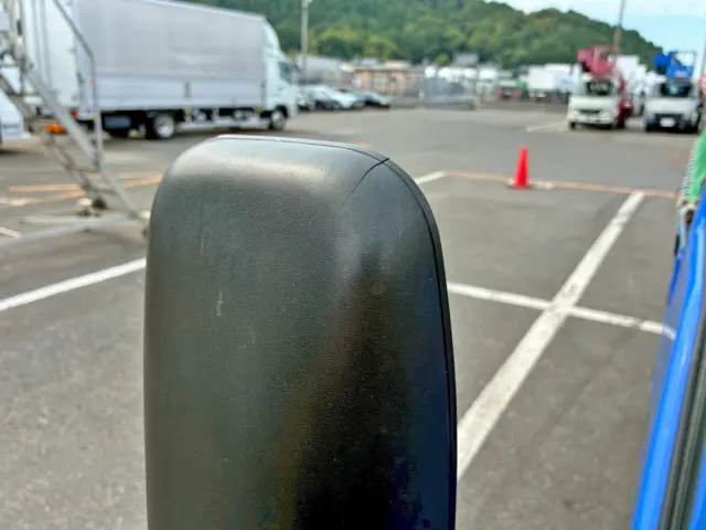 運転席側サイドミラーカバーに亀裂があります。|いすゞ エルフ TKG-NKR85AD(2WD)の写真37