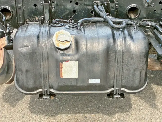 燃料タンクは60Lです。(ヘコミがあります)|いすゞ エルフ TKG-NKR85AD(2WD)の写真39
