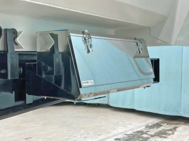 運転席側前方にステンレス製の工具箱が付いています。|トレクス トレクス PFB34112改の写真17