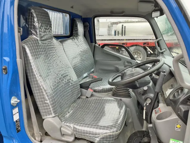 ベットレスキャビンで乗車定員は3人です。|日野 デュトロ 2KG-XZU675T(4WD)の写真8