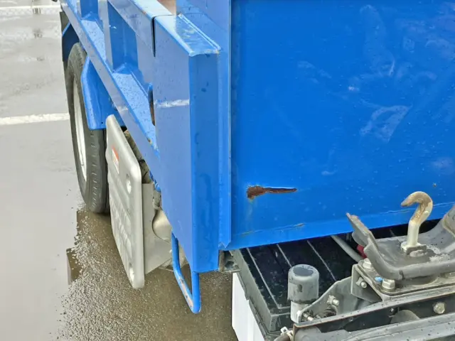前壁運転席側下部にキズ・サビがあります。|日野 デュトロ 2KG-XZU675T(4WD)の写真13