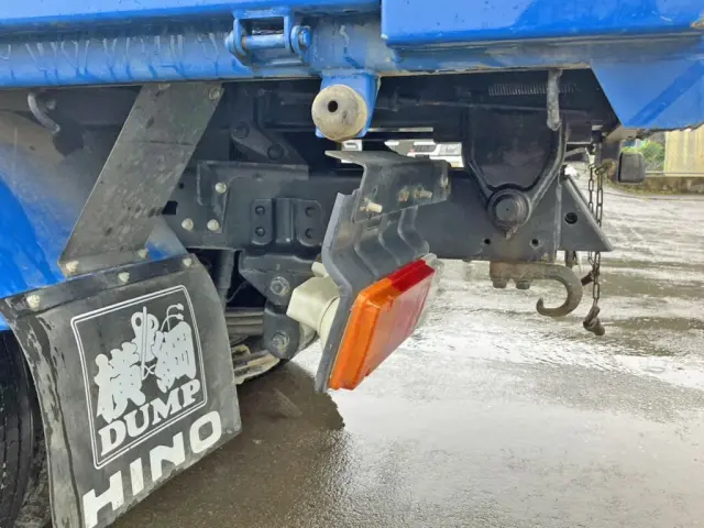 助手席側テールランプステーに曲がりがあります。|日野 デュトロ 2KG-XZU675T(4WD)の写真19