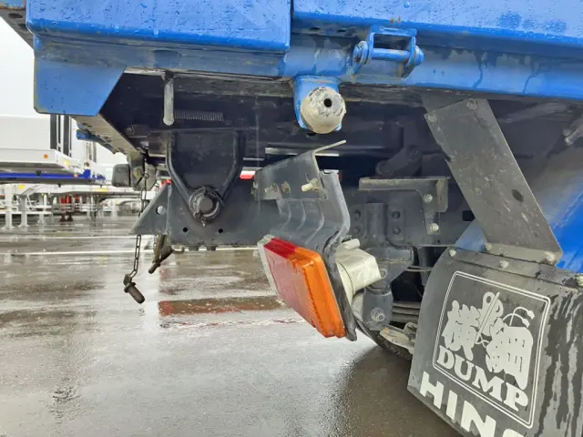 運転席側テールランプステーに曲がりがあります。|日野 デュトロ 2KG-XZU675T(4WD)の写真20