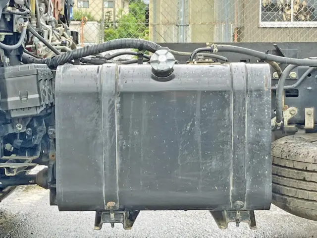 燃料タンクは65Lです。|日野 デュトロ 2KG-XZU675T(4WD)の写真22