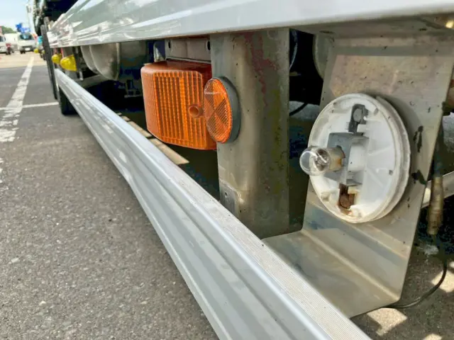 運転席側サイドバンパー前方が外れています。|日野 レンジャー LDG-GK8JRAAの写真27