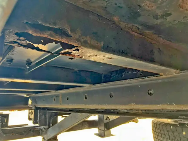 運転席側後方の横ネタに腐食、穴あきがあります。|日野 レンジャー LDG-GK8JRAAの写真28