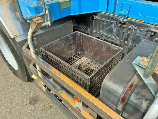 運転席側中央部に物入れが付いています。|日野 プロフィア 2DG-FS1AJAの写真45